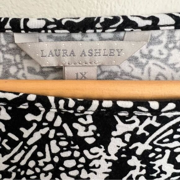 😊3/$30 Laura Ashley 1X B&W paisley tunic top. Buttery soft! - Picture 3 of 9